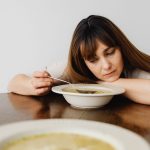 Sozinhos e em casa: como a subida de preços afetou a forma como os portugueses comem